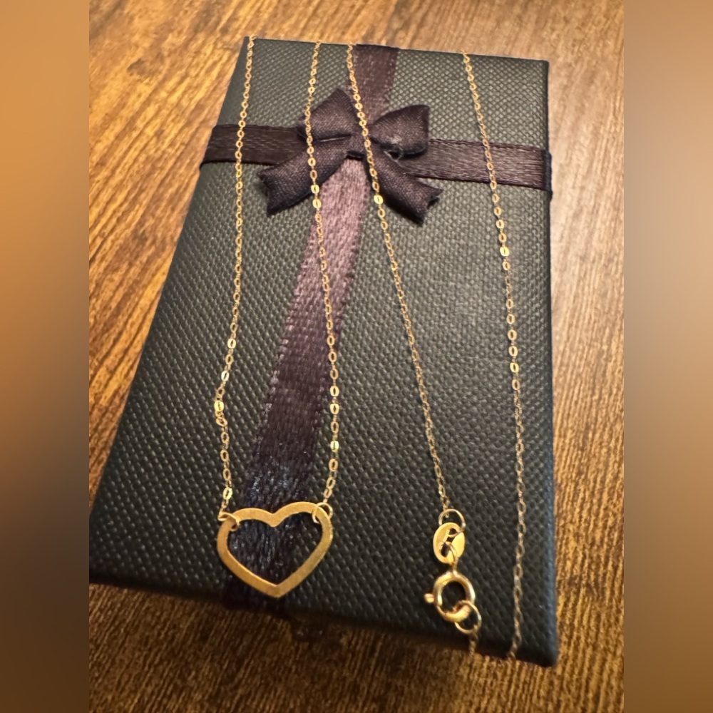 18k Saudi Gold Light Weight Minimalist Gold Heart Pendant Necklace